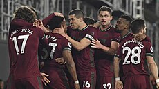 Fotbalisté Wolverhamptonu se radují z gólu v duelu s Fulhamem. Fotbalisté Wolverhamptonu se radují z gólu v duelu s Fulhamem.