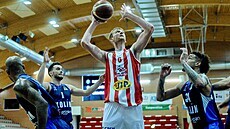 Pardubičtí basketbalisté při posledním zápasu s Kolínem. Pardubičtí basketbalisté při posledním zápasu s Kolínem.