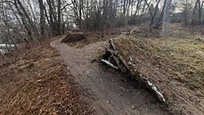 Na okraji Olomouce si neznámí bikeři postavili improvizovaný park. Terénními... Na okraji Olomouce si neznámí bikeři postavili improvizovaný park. Terénními...