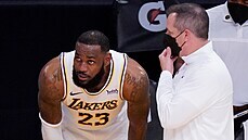 LeBron James (23) z LA Lakers po zranní kotníku a jeho trenér Frank Vogel