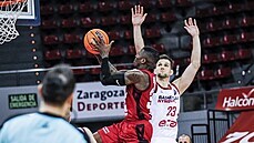 Lukáš Palyza (23) z Nymburka brání v zápase se Zaragozou rozehrávače Dylana... Lukáš Palyza (23) z Nymburka brání v zápase se Zaragozou rozehrávače Dylana...