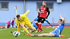 Matěj Koubek (vpravo) z Ústí se natahuje po míči před brankou Šimona Pecháčka z... Matěj Koubek (vpravo) z Ústí se natahuje po míči před brankou Šimona Pecháčka z...