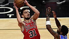 Tomáš Satoranský (31) z Chicaga útočí přes Kyrieho Irvinga z Brooklynu. Tomáš Satoranský (31) z Chicaga útočí přes Kyrieho Irvinga z Brooklynu.
