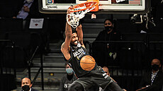 Kyrie Irving z Brooklynu smečuje proti New Yorku. Kyrie Irving z Brooklynu smečuje proti New Yorku.