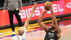 LaMarcus Aldridge (21) z Brooklynu střílí na koš New Yorku přes Taje Gibsona... LaMarcus Aldridge (21) z Brooklynu střílí na koš New Yorku přes Taje Gibsona...