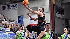 Martin Kříž z Nymburka zakončuje na koš Sassari. Martin Kříž z Nymburka zakončuje na koš Sassari.