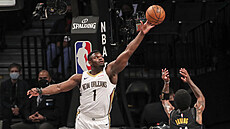 Zion Williamson (1) z New Orleans blokuje brooklynského Kyrieho Irvinga. Zion Williamson (1) z New Orleans blokuje brooklynského Kyrieho Irvinga.