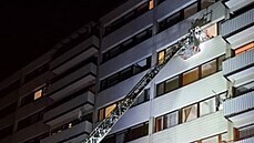 Hasiči v Náchodě snesli pacienta z panelového domu pomocí výškové techniky (6.... Hasiči v Náchodě snesli pacienta z panelového domu pomocí výškové techniky (6....