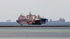 Lodě čekající na uvolnění Suezského průplavu, který od 23. do 29. března... Lodě čekající na uvolnění Suezského průplavu, který od 23. do 29. března...