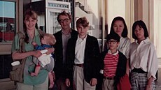 Hereka Mia Farrowová, Woody Allen a jejich dti na archivním zábru z...