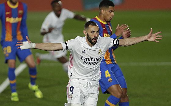 Kapitán Realu Madrid Karim Benzema se raduje ze své trefy proti Barcelon.