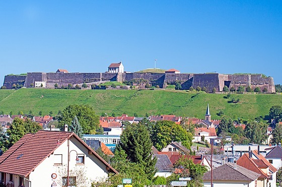 Francouzské msto Bitche krom názvu vynívá i díky kamenné pevnosti.