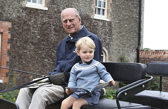 Princ Philip a jeho pravnuk princ George na snímku, který princ William...