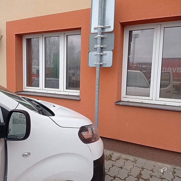 <p>Před budovou prodejny Izomatu - stavebniny Praha 5 Slivenec</p>