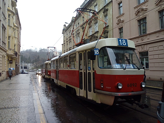<p>Na lince č.18 včera jezdila původní T 3 č.e.6892. (r.v. 1973), foto z blokové smyčky Zámecká v Nuslích.</p>