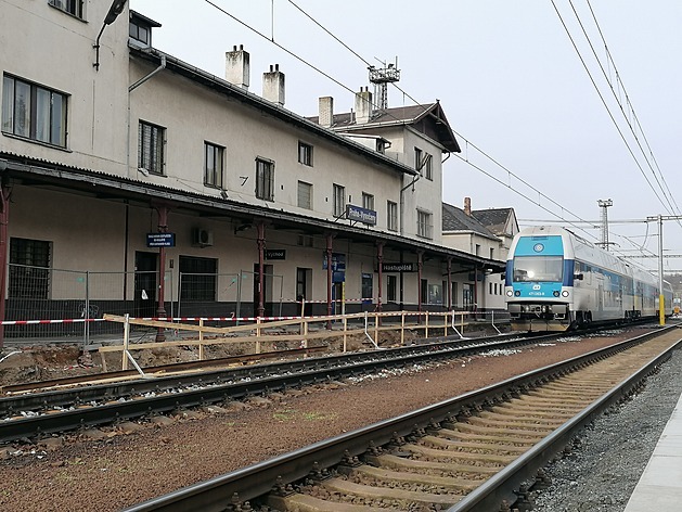 <p>Správa železnic zahájila modernizaci železniční stanice Vysočany. Nádraží budova již nevyhovuje a bude nahrazena moderní. Na dvě ostrovní a jedno boční nástupiště nástupiště povedou eskalátory a výtahy. Vzniknou zde také obchůdky. Podchod se podařilo z