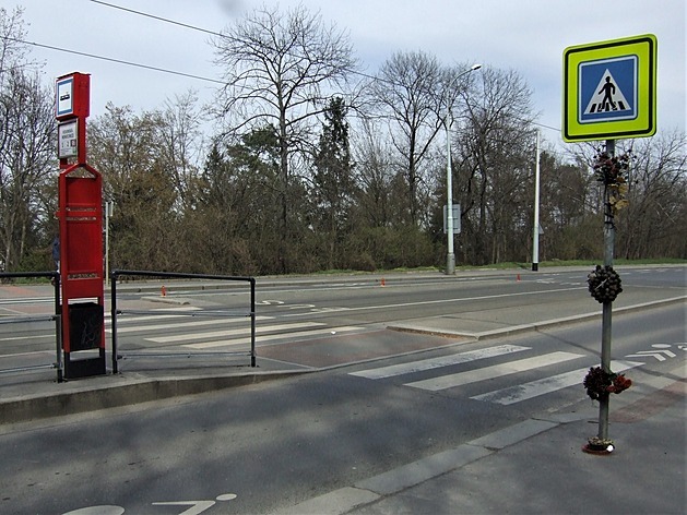 <p>Poslední březnový den poničila bílá dodávka stanici tramvají u Ústřední vojenské nemocnice a na ní zranila 5 osob. Místo je známé častým střetem automobilů s chodci, proto na sloupku je několik pamětních věnečků smutných událostí. U hlavního vchodu do