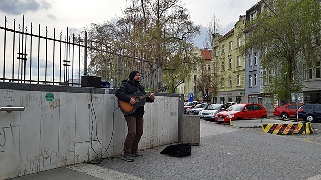 <p>Kytarista na stanici metra Hradčanská v Praze 6 - Dejvicích.</p>