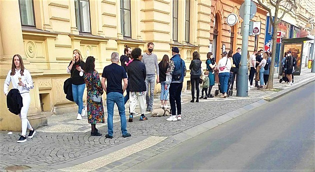 <p>Když je venku hezké počasí, lidé mají velký zájem o zmrzlinu. Před prodejnou na Vinohradech se potom vytvoří dlouhá fronta</p>