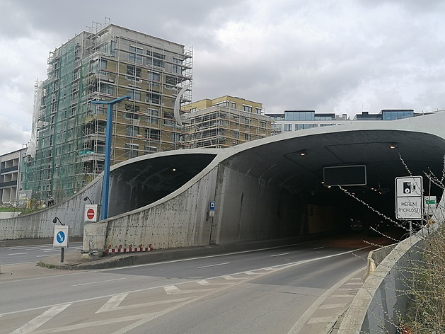 <p>Technická správa komunikací musela dopoledne obousměrně uzavřít Strahovský tunel z důvodu výpadku elektrického proudu.</p>