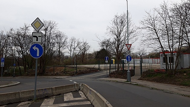 <p>Zmatečné dopravní značení křižovatky ulic Pod Rapidem, Krátká a Irkutská v Praze 10. Je to velmi zrádné místo. </p>