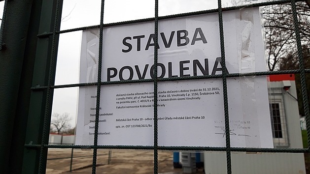 <p>V areálu Vinohradské nemocnice v Praze 10 se pod heliportem staví očkovací centrum.</p>