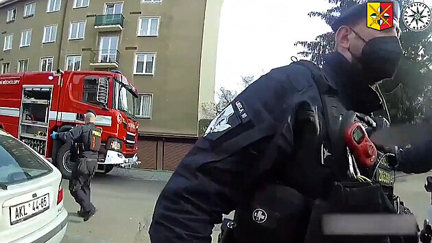 Mám tu popálené děti. Policie ukázala zásah u požáru bytu Mám tu popálené děti. Policie ukázala zásah u požáru bytu