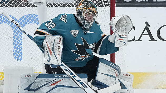 Brankář Josef Kořenář ze San Jose v duelu s Anaheimem. Brankář Josef Kořenář ze San Jose v duelu s Anaheimem.