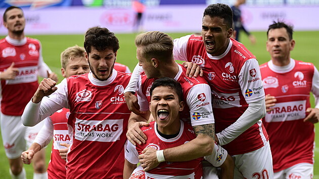 Fotbalisté Pardubic se radují ze vstřeleného gólu, v popředí jeho autor Ewerton. Fotbalisté Pardubic se radují ze vstřeleného gólu, v popředí jeho autor Ewerton.