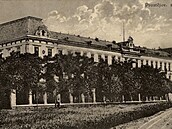 Jezdecká kasárna v Prostějově na historické pohlednici. Jezdecká kasárna v Prostějově na historické pohlednici.