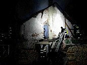 Na hasiče se při zásahu zřítili nestabilní zeď rodinného domu v Borači na... Na hasiče se při zásahu zřítili nestabilní zeď rodinného domu v Borači na...