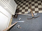 Lapku zřejmě někdo vyrušil, protože z obydlí se neztratila žádná z cenností.... Lapku zřejmě někdo vyrušil, protože z obydlí se neztratila žádná z cenností....