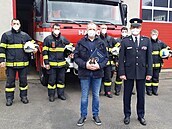 Michal Dvořák se zasahujícími hasiči profesionální jednotky v Žamberku, kteří... Michal Dvořák se zasahujícími hasiči profesionální jednotky v Žamberku, kteří...