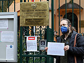 Lidé v Karlových Varech přišli před místní konzulát Ruské federace protestovat... Lidé v Karlových Varech přišli před místní konzulát Ruské federace protestovat...
