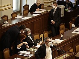 Členové vlády při jednání ve Sněmovně. (26. března 2021)