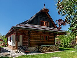 Při stavbě roubenky se Pavel rozhodoval mezi smrkem a jedlí. Nakonec udělal...