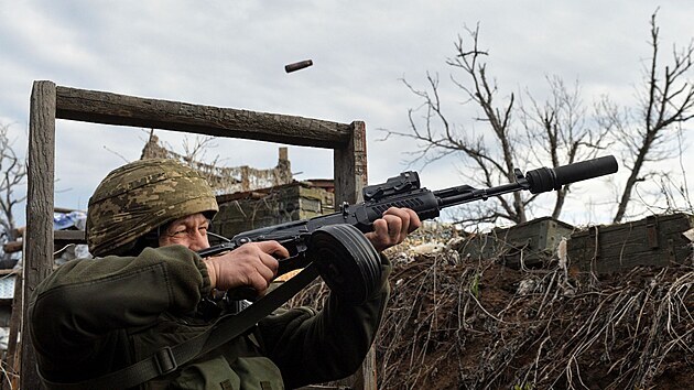 Donbas. Ukrajint vojci stlej po neptelskm dronu. (11. dubna 2021)