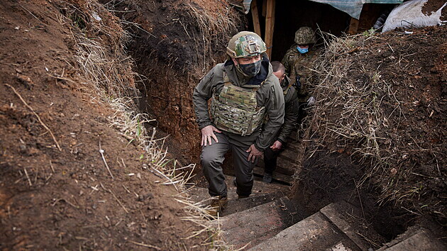 Ukrajinsk prezident Volodymyr Zelenskyj na inspekci bojovch pozic v Donbasu (8. dubna 2021)