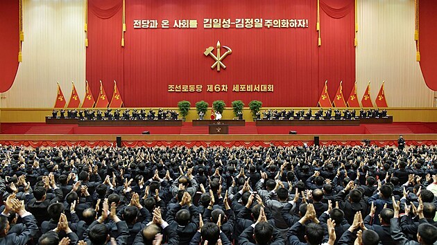 Severokorejsk vdce Kim ong-un na sjezdu Korejsk strany prce vyzval obany, aby se pipravili na velk ekonomick problmy. (9. dubna 2021)