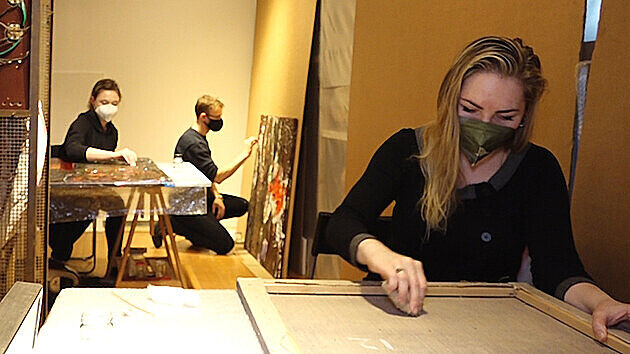 Absolventi AVU pracují na restaurování poškozených děl. (15. duben 2021)
