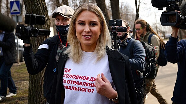 Ljubov Sobolov si pichz vyslechnout verdikt moskevskho soudu. (15. dubna 2021)