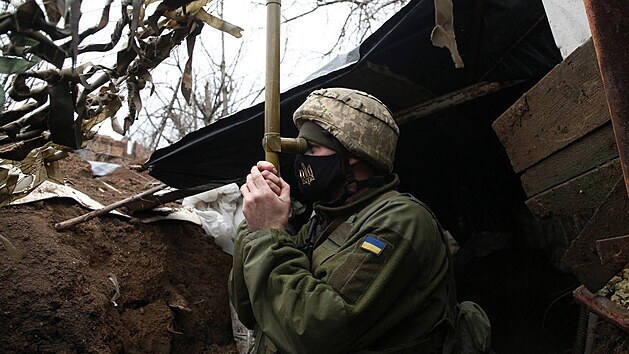 Ukrajinsk vojk stoj na stri pobl msteka Marjinka v Donck oblasti. (12. dubna 2021)