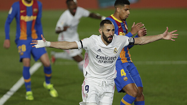 Kapitn Realu Madrid Karim Benzema se raduje ze sv trefy proti Barcelon.