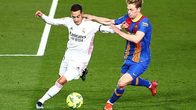Lucas Vzquez (vlevo) z Realu Madrid vede balon, zastavit se ho sna Frenkie de Jong z Barcelony.