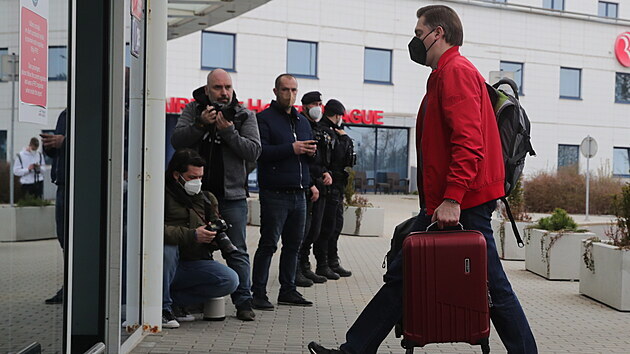 Na ruzyskm letiti v Praze pistlo letadlo spolenosti Aeroflot, kter odveze 18 ruskch diplomat a jejich rodin do Moskvy. esk republika je vyhostila kvli zapojen rusk tajn sluby GRU do niivho vbuchu v muninm arelu ve Vrbticch v roce 2014. Odlet Ruskho specilu. esko vyhostilo 18 pracovnk rusk ambasdy. (19. dubna 2021)