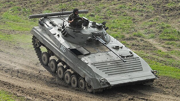Bojov vozidlo pchoty brzd bhem ukzky na Dnech NATO v Ostrav