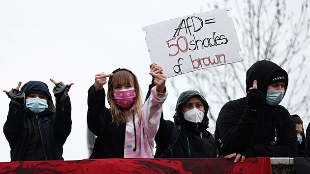 Proti sjezdu AfD v Dranech protestovalo nkolik stovek lid. (10. dubna 2021)