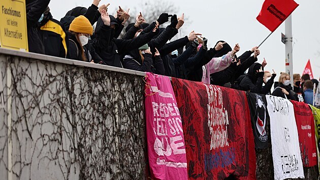 Proti sjezdu AfD v Dranech protestovalo nkolik stovek lid. (10. dubna 2021)