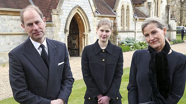 Princ Edward s manelkou Sophi a dcerou Louise v Krlovsk kapli Vech svatch v Royal Lodge ve Windsoru, 11. dubna 2021.
