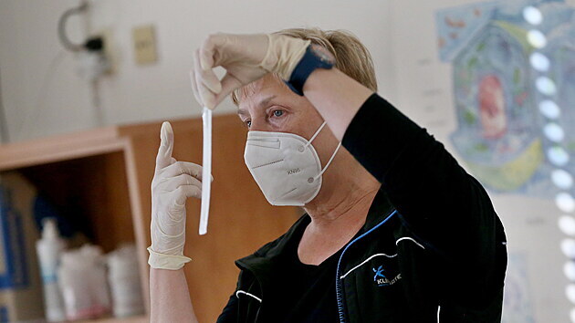 V rámci ukončení nouzového stavu se do škol vrací také žáci základních škol. Na snímku jsou děti ze ZŠ Hudcova v Brně. (12. dubna 2021)